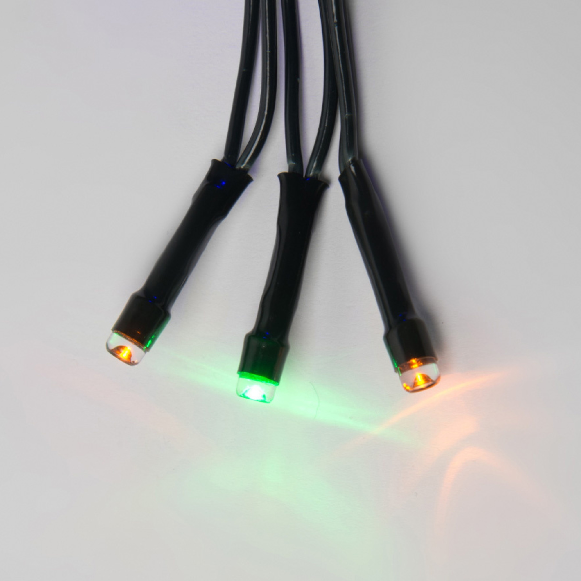 ULD-S0280-020-DGA MULTI IP20 Гирлянда светодиодная с контроллером. 20 светодиодов. длина 2.8 м. цвет свечения разноцветный. IP20. провод зеленый. упаковка картон.
