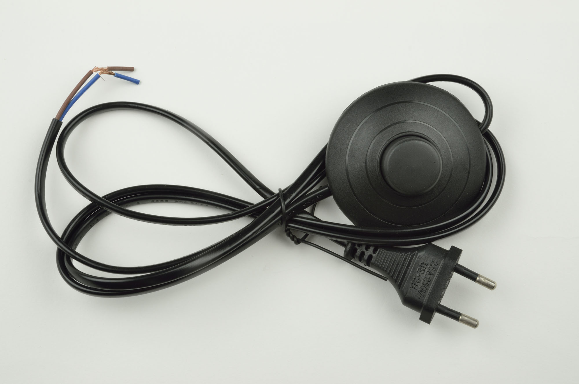 UCX-C20-02A-170 BLACK Сетевой шнур с вилкой и выключателем напольный. 2А. 500Вт. 1.7м. Черный. ТМ Uniel